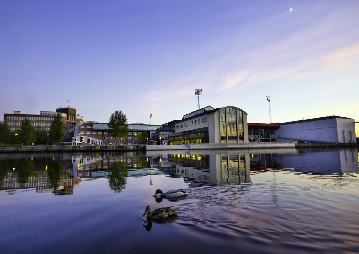 Photo HiØ Fredrikstad campus during sunset with ducks in the foreground