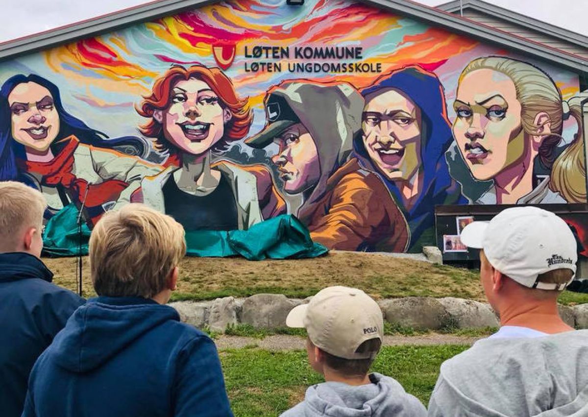Foto av ungdommer ser på street art