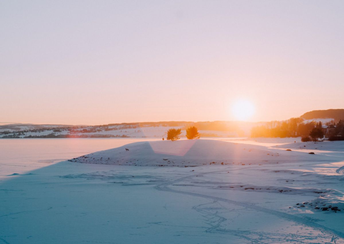 Foto snødekt i solnedgang